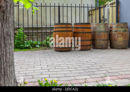 Vier Eichenfässer sind kaum auf der Straße. Stockfoto