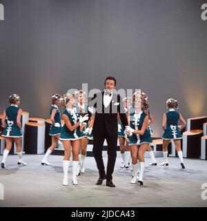 Drei mal neun, ZDF Quizshow, Deutschland, 1971, im Bild: Showgast Peter Alexander mit Tänzerinnen des ZDF Fernsehballetts. Drei mal neun, TV-Quizshow, Deutschland, 1971, auf dem Foto: Schaugast Peter Alexander mit Tänzern des TV-Balletts. Stockfoto
