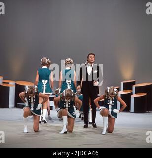 Drei mal neun, ZDF Quizshow, Deutschland, 1971, im Bild: Showgast Peter Alexander mit Tänzerinnen des ZDF Fernsehballetts. Drei mal neun, TV-Quizshow, Deutschland, 1971, auf dem Foto: Schaugast Peter Alexander mit Tänzern des TV-Balletts. Stockfoto