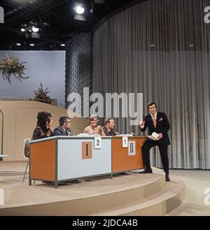 Drei mal neun, ZDF Quizshow, Deutschland, 1971, Showmaster Wim Thoelke mit vier Kandidaten der Spielrunde. Drei mal neun, TV-Quizshow, Deutschland, 1971, Moderator Wim Thoelke mit vier Kandidaten der Spielrunde. Stockfoto