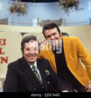 Drei mal neun, ZDF Quizshow, Deutschland, 1971, im Bild: Showmaster Wim Thoelke mit Bandleader Max Greger. Drei mal neun, TV-Quizshow, Deutschland, 1971, auf dem Foto: Moderator Wim Thoelke mit Max Greger. Stockfoto