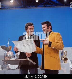 Drei mal neun, ZDF Quizshow, Deutschland, 1971, im Bild: Showmaster Wim Thoelke mit Bandleader Max Greger. Drei mal neun, TV-Quizshow, Deutschland, 1971, auf dem Foto: Moderator Wim Thoelke mit Max Greger. Stockfoto