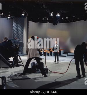 Drei mal neun, ZDF Quizshow, Deutschland, 1971, im Bild: Show Gast Peter Alexander vor den ZDF Kameras. Drei mal neun, TV-Quizshow, Deutschland, 1971, auf dem Foto: Showgast Peter Alexander vor den TV-Kameras. Stockfoto