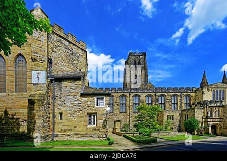 Hauptturm der Kathedrale von Durham mit der externen Vintage-Sonnenuhr gegen den blauen Himmel mit einer Cumuluswolke Stockfoto