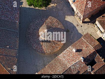 Frankreich, Tarn-et-Garonne, Dorf Auvillar, die kreisförmige Halle (Luftaufnahme) Stockfoto