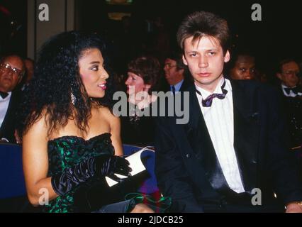 Florence Griffith Joyner mit Günther Jauch bei der Verleihung der Goldenen Kamera in Berlin, Deutschland 1986. Stockfoto