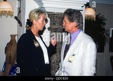 Michael Douglas, amerikanischer Schauspieler, im Gespräch bei der Eröffnung des Freizeitparks 'Movie Park Germany' in Bottrop Kirchhellen, Deutschland 1996. Stockfoto