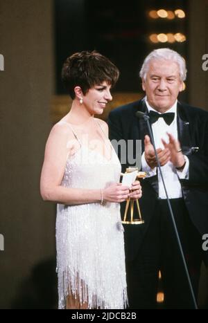 Liza Minelli und Sir Peter Ustinov bei der Verleihung der Goldenen Kamera in Berlin, Deutschland 1990. Stockfoto