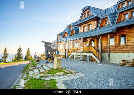 Berghütte aus Holz auf dem Gipfel des Lysa Mountain Stockfoto