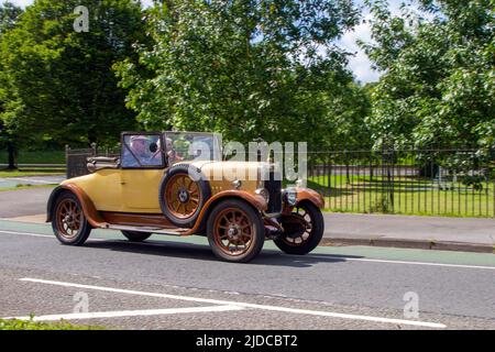 1927 20s Twenties Cream ALVIS 12/50 1479cc Benziner; Automobile, die während des Jahres 58. der Manchester to Blackpool Touring Assembly für Veteran, Vintage, Classic und geschätzte Autos vorgestellt wurden. Stockfoto