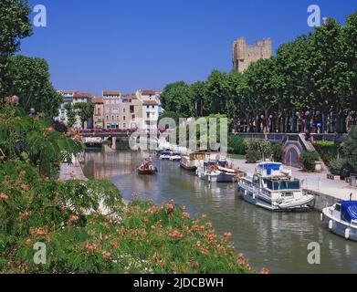Frankreich, Aude, Narbonne, eine geschichtsträchtige Stadt, wird vom Canal de la Robine, dem Weltkulturerbe der UNESCO, durchquert (Luftbild), Stockfoto