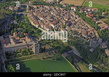 Frankreich, Aude, Lagrasse Dorf in der Corbières, die Abtei von Sainte-Marie de Lagrasse am Ufer des Orbieu liegt gegenüber dem Dorf, das Dorf wurde als "schönste Dörfer Frankreichs" (Luftbild) bezeichnet, Stockfoto