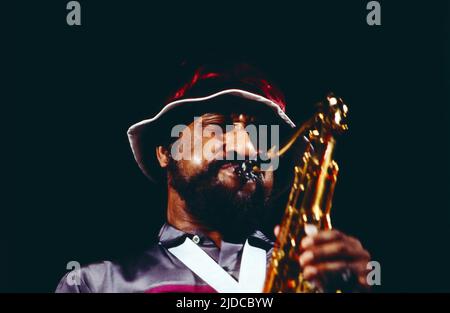 Sonny Rollins, auch Theodore Walter Rollins, beühmter Jazz-Musiker, amerikanischer Tenorsaxophonist, Komponist des Modern Jazz, hier bei einem Auftritt in Deutschland, 1981. Sonny Rollins, auch Theodore Walter Rollins, berühmter Jazzmusiker, amerikanischer Tenor-Saxophonist, Komponist des Modern Jazz, Auftritt in Deutschland, 1981. Stockfoto