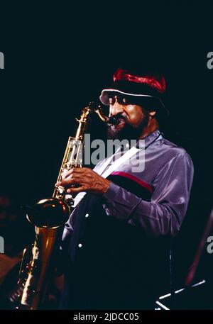 Sonny Rollins, auch Theodore Walter Rollins, beühmter Jazz-Musiker, amerikanischer Tenorsaxophonist, Komponist des Modern Jazz, hier bei einem Auftritt in Deutschland, 1981. Sonny Rollins, auch Theodore Walter Rollins, berühmter Jazzmusiker, amerikanischer Tenor-Saxophonist, Komponist des Modern Jazz, Auftritt in Deutschland, 1981. Stockfoto