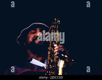 Sonny Rollins, auch Theodore Walter Rollins, beühmter Jazz-Musiker, amerikanischer Tenorsaxophonist, Komponist des Modern Jazz, hier bei einem Auftritt in Deutschland, 1981. Sonny Rollins, auch Theodore Walter Rollins, berühmter Jazzmusiker, amerikanischer Tenor-Saxophonist, Komponist des Modern Jazz, Auftritt in Deutschland, 1981. Stockfoto