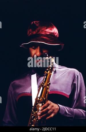 Sonny Rollins, auch Theodore Walter Rollins, beühmter Jazz-Musiker, amerikanischer Tenorsaxophonist, Komponist des Modern Jazz, hier bei einem Auftritt in Deutschland, 1981. Sonny Rollins, auch Theodore Walter Rollins, berühmter Jazzmusiker, amerikanischer Tenor-Saxophonist, Komponist des Modern Jazz, Auftritt in Deutschland, 1981. Stockfoto