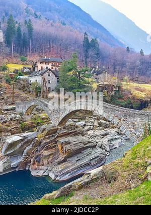 Die Salzbrücke (Ponte dei Salti) ist eine architektonische Perle des Dorfes Lavertezzo im Valle Verzasca, Schweiz Stockfoto