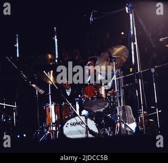 Jazz Fest Berlin, Philharmonie, Deutschland, 1979, Dannie Richmond, Amerikanischer Jazzschlagzeuge, Auftritt mit dem Original Charles Mingus Workshop Ensemble. Jazz Fest Berlin, Philharmonie, Deutschland, 1979, Dannie Richmond, Amerikanischer Jazz-Schlagzeuger, der mit dem Original Charles Mingus Workshop Ensemble auftrat. Stockfoto