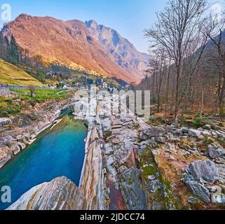 Die wunderschöne Landschaft des Verzasca-Tals mit dem türkisfarbenen Wasser des Verzasca-Flusses, seinen felsigen Ufern, der mittelalterlichen Kirche von Lavertezzo und den Lepontinischen Alpen i Stockfoto