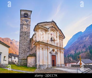 Panorama der schönen Kirche Santa Maria degli Angeli, gelegen in den Lepontine Alpen, Lavertezzo, Valle Verzasca, Schweiz Stockfoto