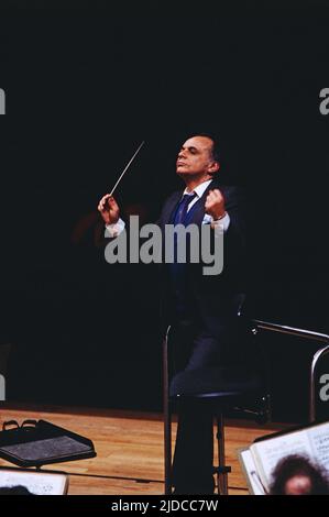 Lorin Maazel, amerikanischer Dirigent, Komponist und Geiger, hier bei einer Orchesterprobe, Deutschland, 1985. Lorin Maazel, amerikanischer Dirigent, Komponist und Geiger, hier bei einer Orchesterprobe, Deutschland, 1985. Stockfoto