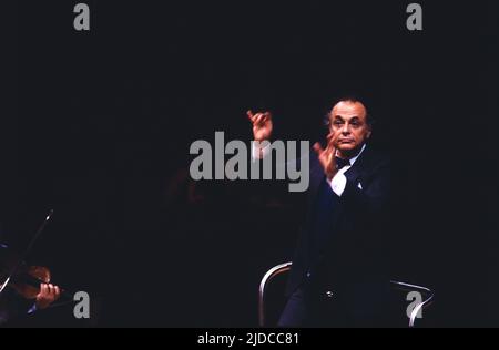 Lorin Maazel, amerikanischer Dirigent, Komponist und Geiger, hier bei einer Orchesterprobe, Deutschland, 1985. Lorin Maazel, amerikanischer Dirigent, Komponist und Geiger, hier bei einer Orchesterprobe, Deutschland, 1985. Stockfoto