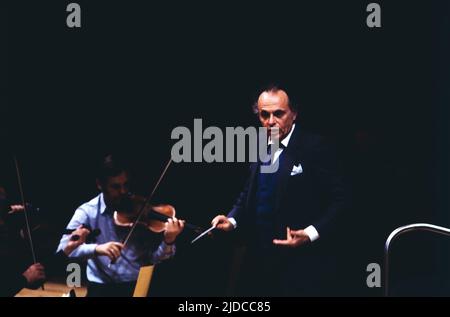 Lorin Maazel, amerikanischer Dirigent, Komponist und Geiger, hier bei einer Orchesterprobe, Deutschland, 1985. Lorin Maazel, amerikanischer Dirigent, Komponist und Geiger, hier bei einer Orchesterprobe, Deutschland, 1985. Stockfoto