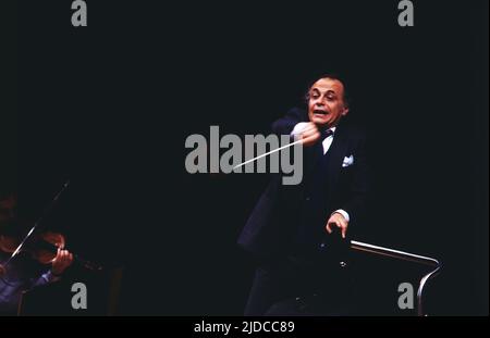 Lorin Maazel, amerikanischer Dirigent, Komponist und Geiger, hier bei einer Orchesterprobe, Deutschland, 1985. Lorin Maazel, amerikanischer Dirigent, Komponist und Geiger, hier bei einer Orchesterprobe, Deutschland, 1985. Stockfoto