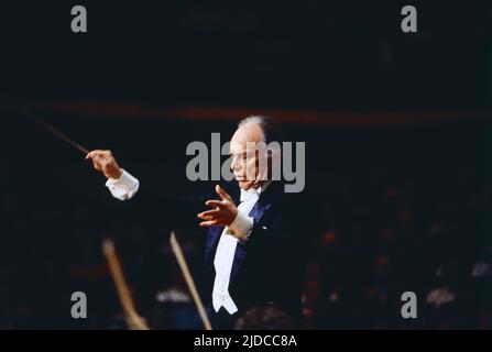 Lorin Maazel, amerikanischer Dirigent, Komponist und Geiger, hier bei einem Konzert in Deutschland, 1985. Lorin Maazel, amerikanischer Dirigent, Komponist und Geiger, hier bei einem Konzert in Deutschland, 1985. Stockfoto