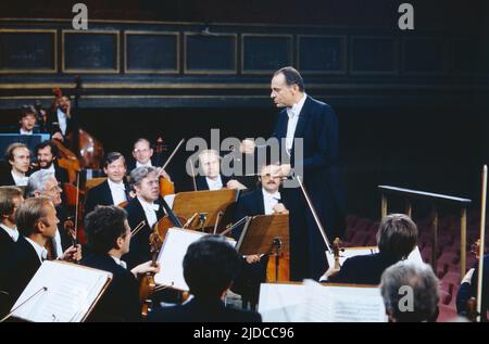 Lorin Maazel, amerikanischer Dirigent, Komponist und Geiger, hier während eines Konzerts, um 1975. Lorin Maazel, amerikanischer Dirigent, Komponist und Geiger, hier während eines Konzerts, um 1975. Stockfoto