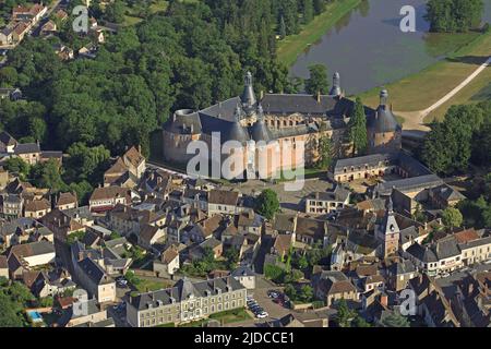 Frankreich, Yonne, Saint Fargeau Dorf dominiert von der imposanten Burg von Saint Fargeau (Luftbild) Stockfoto