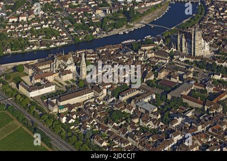 France, Yonne, viile Auxerre in Burgund am Ufer des Flusses Yonne (Luft) Stockfoto