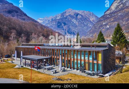 FRASCO, SCHWEIZ - MARCH27, 2022: Die Fassade des modernen Holzhotels und -Restaurants, gelegen an einem malerischen Ort im Valle Verzasca, am 27. März in Stockfoto