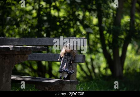 Erstaunlich realistische vintage Porzellan Puppe, Spielzeug mit grünen Augen, selektiver Fokus Stockfoto