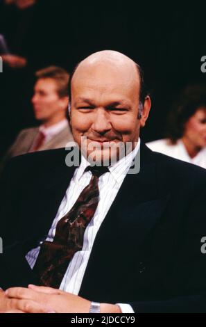 Walter Momper, deutscher SPD-Politiker, Politikwissenschaftler, von 1989 bis 1991 Regierender Bürgermeister von Berlin, Portrait, Deutschland, 1990. Walter Momper, deutscher Politiker, Sozialdemokrat, Politikwissenschaftler, Regierender Bürgermeister von Berlin von 1989 bis 1991, Portraitaufnahme, Deutschland, 1990. Stockfoto