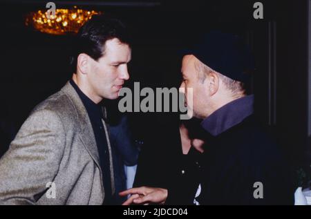 Henry Maske, ehemaliger deutscher Boxer, genannt: Der Gentleman, Europameister im Mittelgewicht 1985 in Budapest und Turin, Olympiasieger im Mittelgewicht 1988 in Seoul, Profi-Weltmeister im Halbschwinggewicht 1989 in Moskau, hier mit Schauspieler und Boxfan Heiner Lauterbach bei der RTL Pressekonferenz für den Film: Henry ohne Maske, 1995. Henry Maske, ehemaliger deutscher Boxer, nannte: Den Gentleman, Europa-Mittelgewicht-Champion 1985 in Budapest und Turin, Olympia-Mittelgewicht-Champion 1988 in Seoul, Profi-Leichtgewicht-Weltmeister 1989 in Moskau, hier mit Schauspieler und Bo Stockfoto