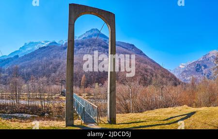 Panorama mit Cima di Cazzai Berg hinter Hängebrücke über Verzasca Fluss, Frasco, Valle Verzasca, Schweiz Stockfoto
