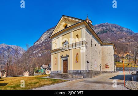 Die restaurierte Fassade der Kirche San Bernardo d'Aosta, dekoriert mit Fresken, Frasco, Verzasca-Tal, Schweiz Stockfoto