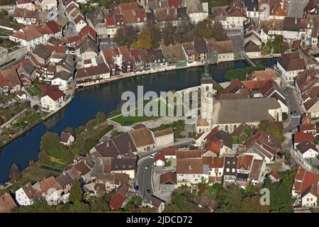 Frankreich, Doubs Ornans, Dorf im Loue-Tal, (Luftaufnahme) Stockfoto