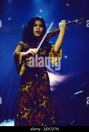 Vanessa-Mae, auch Vanessa-Mae Vanakorn Nicholson, thailändisch-britische Geigerin, TV Auftritt, Deutschland, 1996. Vanessa-Mae, auch Vanessa-Mae Vanakorn Nicholson, Thai-britische Geigerin, TV-Performance, Deutschland, 1996. Stockfoto