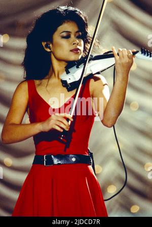 Vanessa-Mae, auch Vanessa-Mae Vanakorn Nicholson, thailändisch-britische Geigerin, Auftritt in der ARD Show, Flitterabend, 1995. Vanessa-Mae, auch Vanessa-Mae Vanakorn Nicholson, thailändisch-britische Geigerin, TV-Performance, Deutschland, 1995. Stockfoto