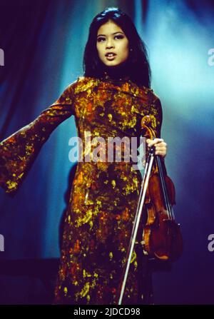 Vanessa-Mae, auch Vanessa-Mae Vanakorn Nicholson, thailändisch-britische Geigerin, TV Auftritt, Deutschland, 1996. Vanessa-Mae, auch Vanessa-Mae Vanakorn Nicholson, Thai-britische Geigerin, TV-Performance, Deutschland, 1996. Stockfoto