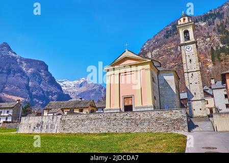 Die Fassade aus mittelalterlichem Stein restauriert Santa Maria Lauretana Kirche vor Lepontine Alpen, Sonogno, Valle Verzasca, Schweiz Stockfoto