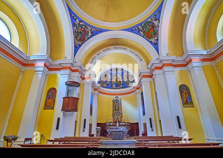 SONOGNO, SCHWEIZ - 27. MÄRZ 2022: Restauriertes Interieur der historischen Santa Maria Lauretana Kirche, die sich im Dorf Valle Verzasca befindet, am 27. März in Stockfoto