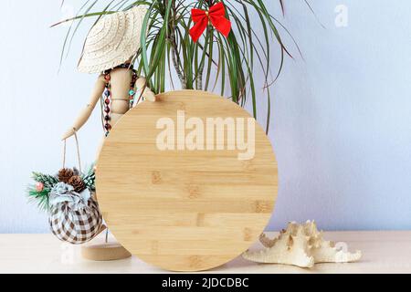 Weihnachten im juli Holz runde Zeichen mockup im Urlaub Sommer Hintergrund. Stockfoto