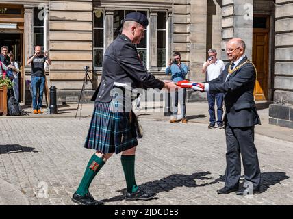 City Chambers, Edinburgh, Schottland, Großbritannien, 20. Juni 2022. Zeremonie zum Anheben der Flagge der Streitkräfte: Eine Prozession mit der Flagge der Streitkräfte wird von Lord Provost Robert Aldridge in der City Chambers mit Eddie Maley, der die Flagge trägt, getroffen. Die Zeremonie zur Flaggenanhebung ist eine nationale Veranstaltung zur Ehre des Personals der Streitkräfte Stockfoto