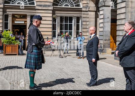 City Chambers, Edinburgh, Schottland, Großbritannien, 20. Juni 2022. Zeremonie zum Anheben der Flagge der Streitkräfte: Eine Prozession mit der Flagge der Streitkräfte wird von Lord Provost Robert Aldridge in der City Chambers mit Eddie Maley, der die Flagge trägt, getroffen. Die Zeremonie zur Flaggenanhebung ist eine nationale Veranstaltung zur Ehre des Personals der Streitkräfte Stockfoto