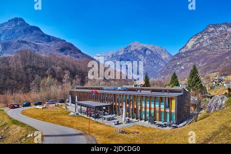 FRASCO, SCHWEIZ - MARCH27, 2022: Panorama des modernen Hotels und Restaurants, gelegen in Valle Verzasca, am 27. März in Frasco Stockfoto