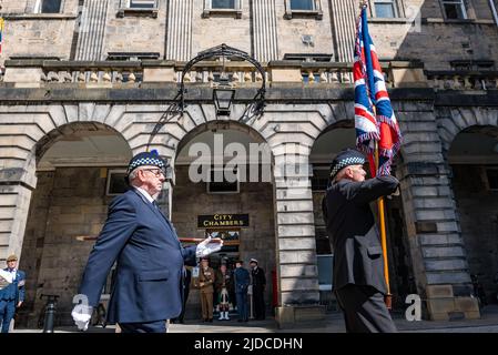 City Chambers, Edinburgh, Schottland, Großbritannien, 20. Juni 2022. Zeremonie zur Anhebung der Flagge der Streitkräfte: Eine Prozession mit der Flagge der Streitkräfte unter der Führung des Pfeiferers LSgt Macrae (Schotten Guards Pipes & Drums) in der City Chambers mit einem Parade-Marshall. Die Zeremonie zur Flaggenanhebung ist eine nationale Veranstaltung zur Ehre des Personals der Streitkräfte Stockfoto