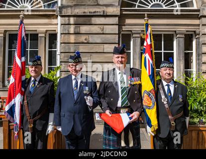 City Chambers, Edinburgh, Schottland, Großbritannien, 20. Juni 2022. Zeremonie zur Anhebung der Flagge der Streitkräfte: Eine Prozession mit der Flagge der Streitkräfte am Tag der Streitkräfte in City Chambers mit einem Parade-Marshall und Standardträgern. Die Zeremonie zur Flaggenanhebung ist eine nationale Veranstaltung zur Ehre des Personals der Streitkräfte. Im Bild: Legion Scotland Parade Marshall (Tommy Hermiston), Standardträger (Paul Cooper und David Cutler) und Eddie Maley, der die Flagge tragen wird Stockfoto